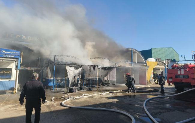 Масштабный пожар вспыхнул на одесском рынке "7-й километр" (фото)