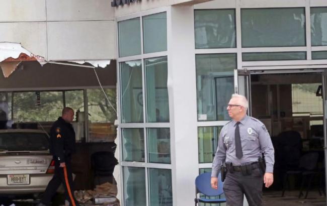 В Нью-Джерси автомобиль врезался в офис, пострадало 20 человек