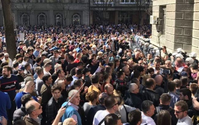 В Сербии протестующие окружили резиденцию президента