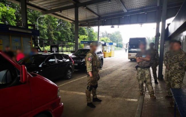 У Чернівецькій області затримали прикордонників за вимагання хабарів