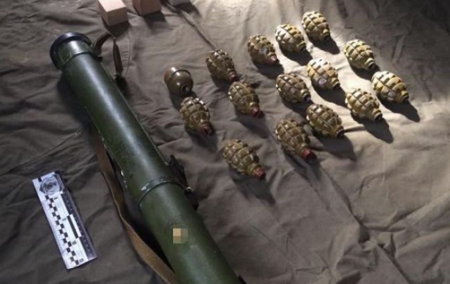 В Ровенской обл. в нежилом доме обнаружили арсенал оружия