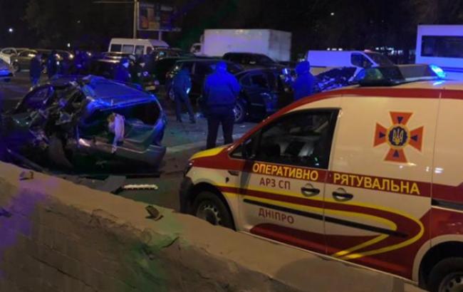 У Дніпрі зіткнулися 10 автомобілів, є постраждалі