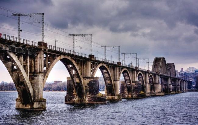 В Днепре закрыли Амурский мост из-за сообщения о минировании