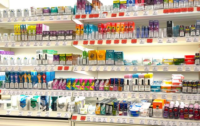 У київському ТРЦ підлітки шикуються в черги за нелегальними вейпами (фото)