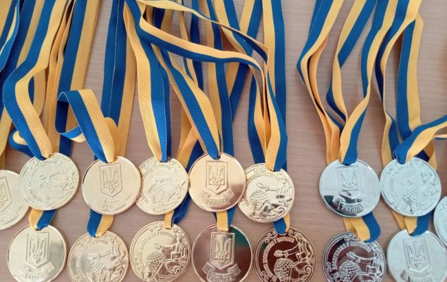 Є нюанс. Українцям пояснили, чи зможуть школи й надалі вручати учням медалі