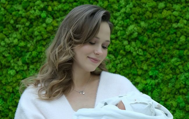 Анна Кошмал замилувала новими фото з новонародженою донькою