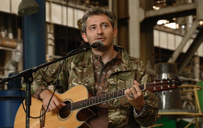 Коля Сєрга відповів, що думає про артистів, які бояться їхати на фронт з виступами (відео)
