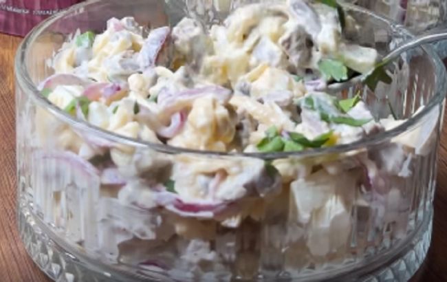 Бюджетний салат із курячих сердечок, який підкорить родину