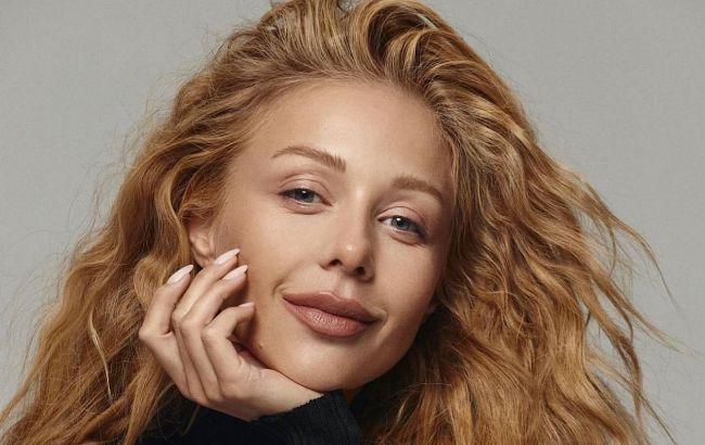 Тіна Кароль у новій фотосесії засвітила стрункі ніжки (фото)