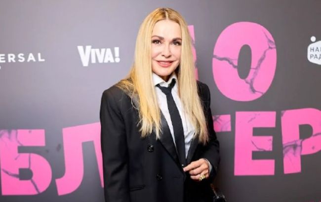 Кожаный блейзер и джинсы карго: Сумская покорила стильным осенним образом