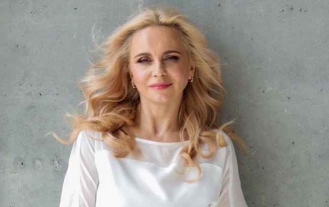 Платье с разрезом и пальто: как повторить эффектный образ Лилии Ребрик