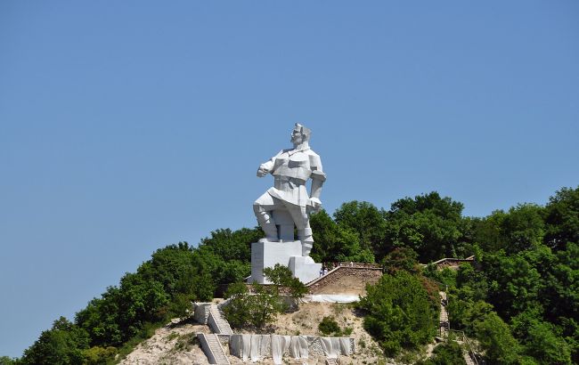 Над самой высокой точкой частично оккупированного Святогорска подняли флаг Украины (видео)