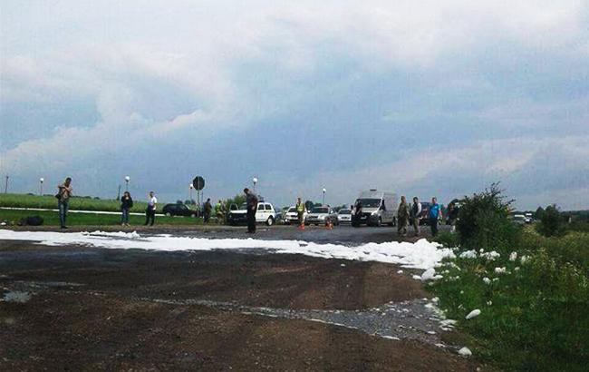 Во Львовской области во время проезда военной техники произошла утечка неизвестного вещества