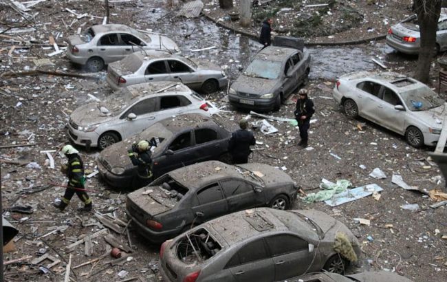 "Тут жили цивільні". Ліберови показали наслідки ракетної атаки РФ на Київ (відео)