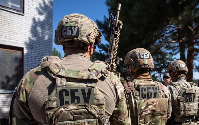 СБУ повідомила про підозру поліцейському-зраднику з Ясинуватої. Катує людей під Херсоном