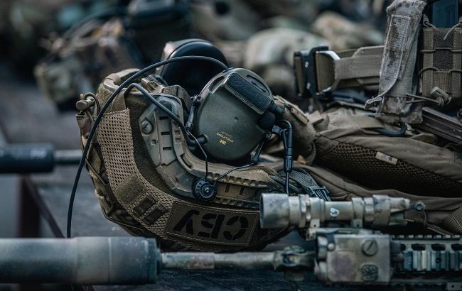 Зі схронів фронту на чорний ринок: СБУ затримала 15 ділків за торгівлю зброєю