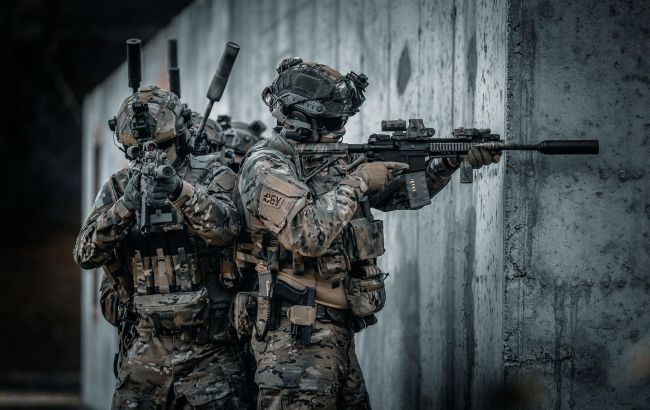 СБУ затримала двох охоронців російської катівні з Херсона. Їм загрожує 15 років в'язниці