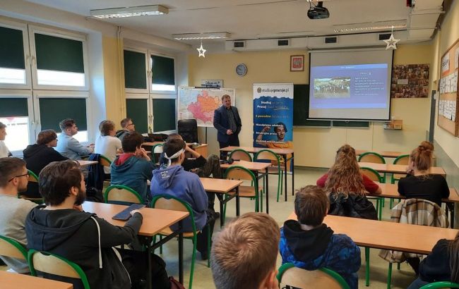 Припинення консульських послуг. У Польщі хочуть обговорити з Україною питання щодо студентів