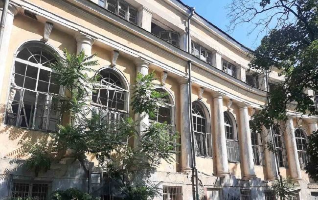 В Одесі показали, як виглядає одна з найстаріших лікарень після дронового удару (фото)