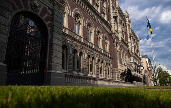 НБУ дозволив частково виводити валюту з України за умови донатів 50% на ЗСУ