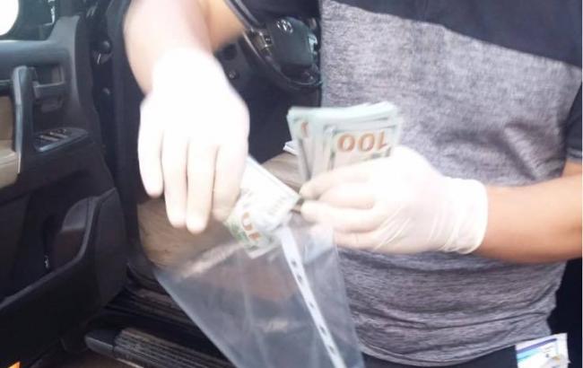 У Києві прокурора та колишнього працівника ГПУ затримали на хабарі 22 тис. доларів
