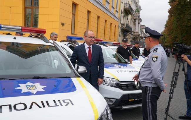 Степанов передал полиции Одесской области 77 патрульных авто