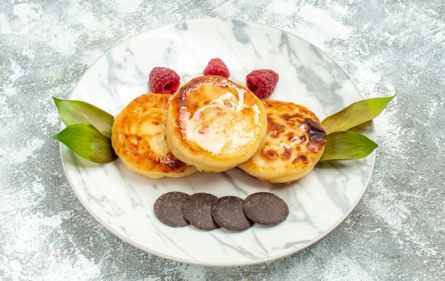 Сирники прилипають і розвалюються? Один простий інгредієнт, який врятує сніданок