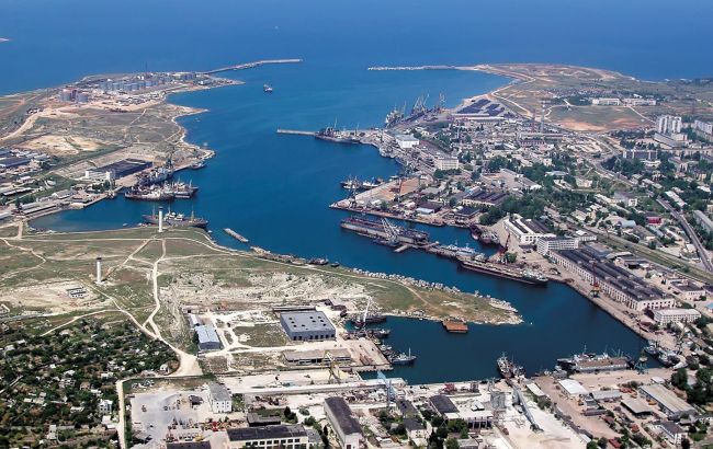 Зупинили рух морем та скаржаться на атаку дронів: росіяни оголошували тривогу у Севастополі