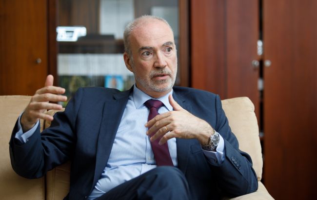 Посол Франции назвал нехорошим сигналом отставку Смолия