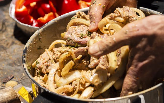 Названо популярний маринад для шашлику, який повільно руйнує здоров'я