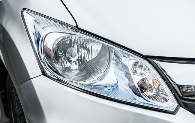 Как вернуть блеск фарам автомобиля: поможет неожиданный фрукт