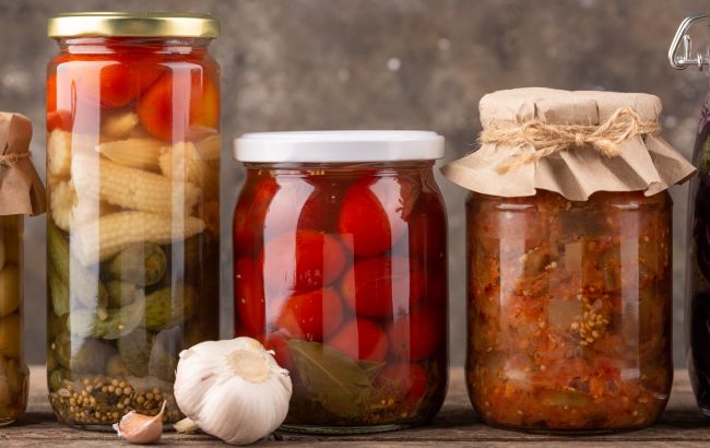 Консервуємо на зиму: цей спосіб допоможе швидко підготувати банки для закруток