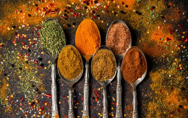 Заменить соль при приготовлении блюд можно легко: помогут эти специи