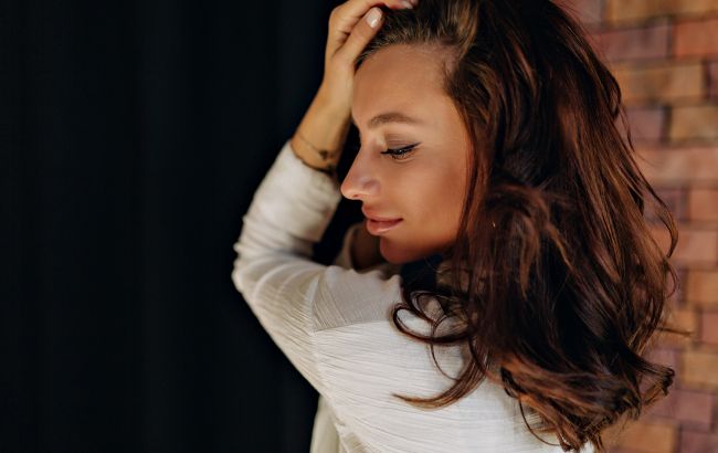 Експерти назвали хитрість, яка допоможе позбутися сивого волосся без використання фарб