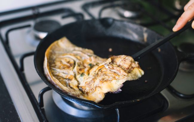 Що робити зі сковорідкою, до якої все прилипає: ці способи вирішать проблему