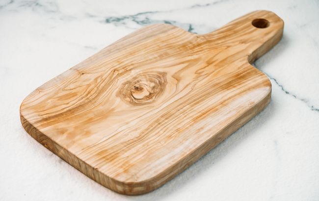 На них дуже багато бактерій: як правильно очищати кухонні дошки