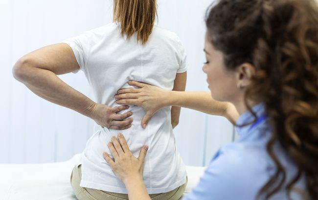 Невролог назвал позу, "убивающую" колени и позвоночник. В ней мы проводим много времени