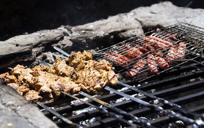 Як швидко очистити шампури та гриль: два неймовірно простих способи