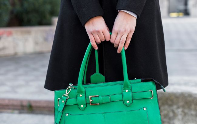Ці речі в жіночій сумочці притягують до вас бідність і смуток