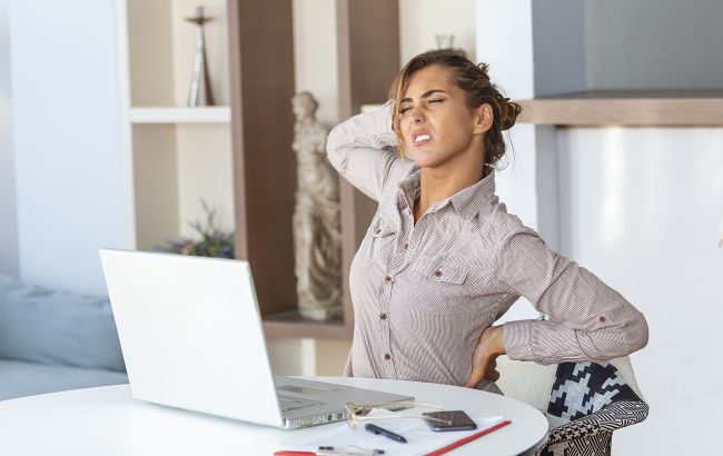 Болит и "стреляет": что делать, если сорвали спину