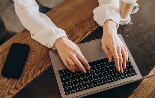 Чиновниця київської РДА вела Telegram-канал Азарова. Їй повідомили про підозру