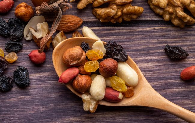 Скільки горіхів та сухофруктів можна їсти на перекус? Чимало людей досі не в курсі