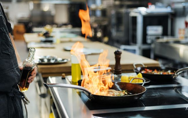 Виглядає дуже ефектно: що таке фламбування і як безпечно таке зробити у себе на кухні