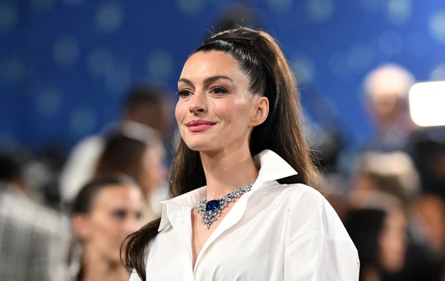 Новое лицо? Энн Хэтэуэй подогрела слухи о пластике после появления на Met Gala 2025 (видео)