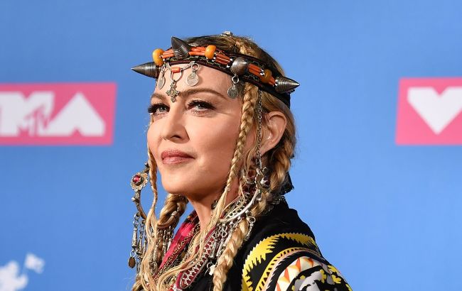 Підкорюючи тренд в TikTok: Мадонна здивувала діамантовою прикрасою на зубах (відео)