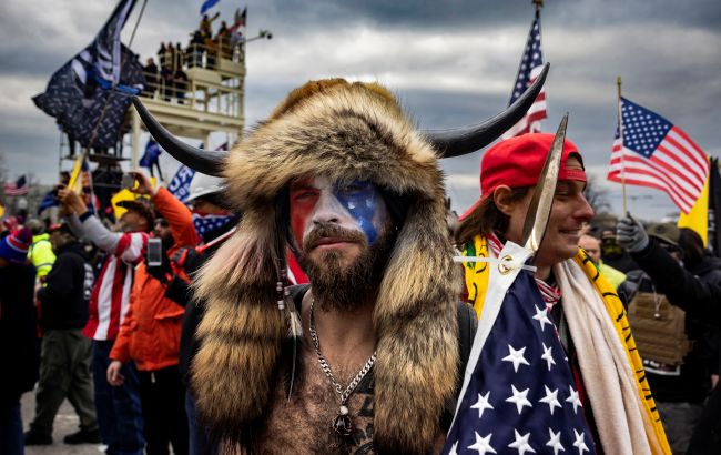 Штурм Капитолия: "шаману" QAnon дали более трех лет тюрьмы