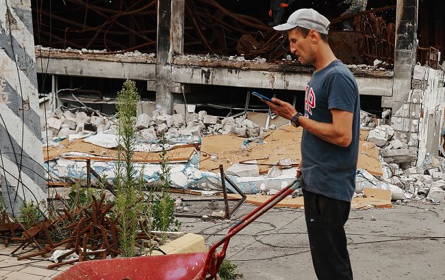 Жители Мариуполя начинают получать от россиян СМС-сообщения о мобилизации (фото)