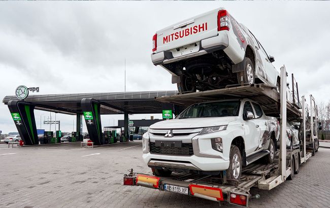 Мережа АЗК UPG передала ЗСУ чергову партію нових пікапів та трал для перевезення техніки