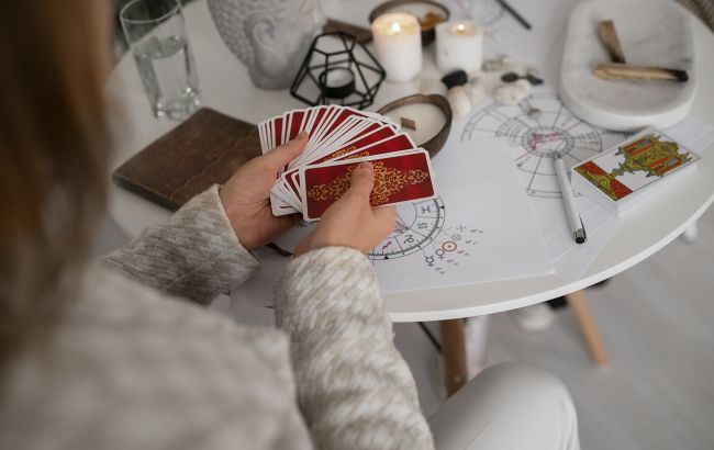 Таро-гороскоп на 17 грудня: які знаки переживуть доленосні трансформації