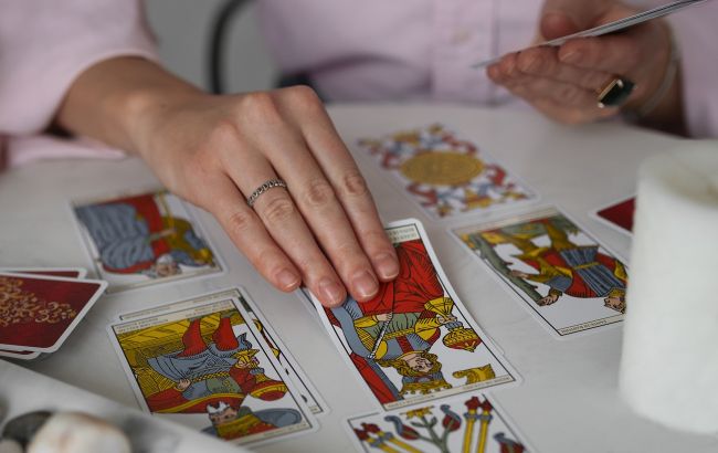 Таро-гороскоп на 1 ноября: какие знаки Зодиака окажутся на пути к счастью
